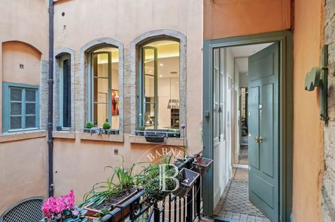 At the corner of Quai Saint Vincent, on the second floor of a bourgeois building with elevator, this apartment was renovated in 2018 and offers top-of-the-range amenities. It comprises an attractive entrance hall, a living room with a view of the Saô...