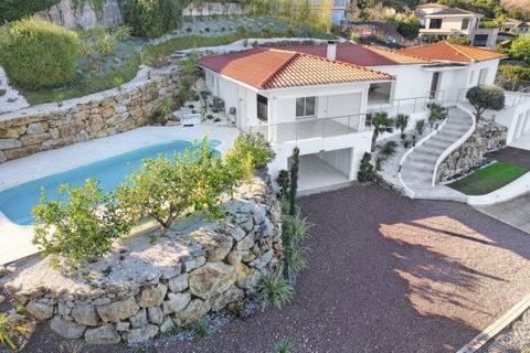 À 10 min de Mandelieu dans domaine sécurisé, très belle villa de 190 m² avec ses 5 pièces, son grand garage et piscine chauffée sur terrain de 1686 m².