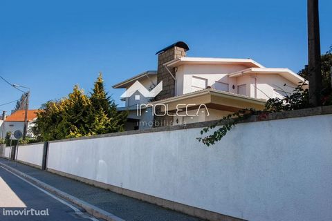 House with 4 fronts of typology 5+1 in the center of Pedras Rubras_Maia This villa has excellent quality materials, used in its construction, however it needs some remodeling. Located on a plot of land with 1056m2, with an implantation area of 255m2 ...