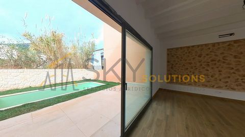 Sky Solutions presents this exclusive Townhouse in the charming village of Alaró! This cosy modern style house offers a constructed area of 135m2 distributed over 2 floors. It enjoys stunning views of the majestic Sierra de Tramuntana and is located ...