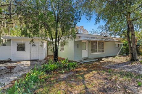 Great corner lot, 2 bedroom, 1 bath block home right around the corner from Historic Downtown Tarpon Springs! This home is ready for your finishing touches! Open kitchen, with sunroom and a converted garage that can serve as a third bedroom or media ...