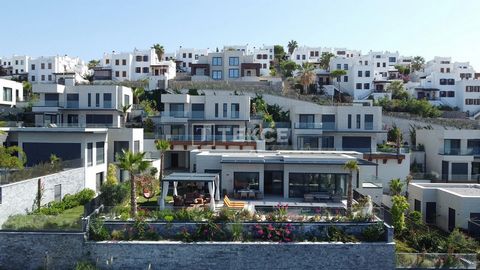 Villas independientes con piscina privada en Bodrum Yalıkavak Las villas independientes con vistas al mar se encuentran en Yalıkavak, una de las zonas más prestigiosas de Bodrum. Situado en el noroeste de Bodrum, Yalıkavak está rodeado de colinas y e...