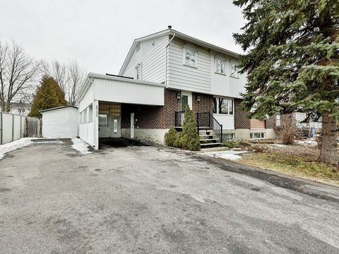 Lovely semi-detached house located close to all amenities. Very large lot! This property will offer you large rooms and beautiful natural light. INCLUSIONS Blinds, lighting, fixtures, poles, curtains EXCLUSIONS --