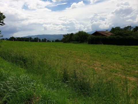 In the town of Marcellaz, beautiful flat land well exposed of 1704 m2 buildable. This land will be divided into 3 lots of 568 m2 each for the construction of 3 houses. No easement, overlooking a small communal road. The surrounding land is not builda...