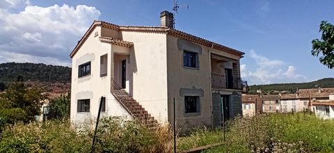 To visit this villa sold out of water, out of air. It currently consists of a surface of 100 m2 env on the ground floor and a surface of 98 m2 env on the first floor. These two large volumes can become two spacious apartments of type F4 with garden a...