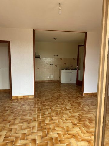 Located two minutes walk from all amenities in a coopropriété of 9 lots, apartment with a surface of about 68m2 located on the second floor including a clearance individual one toilet a bathroom two bedrooms kitchens and living room. Electric heaters...
