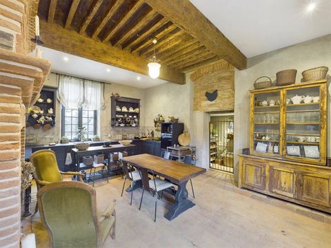With its central courtyard, a surprisingly Tuscan atmosphere for this Manor house. Maximus Decimus Meridius could appear with his spartans in the wheat fields... Built in 1570, with its mysterious past, elegant, with incomparable charms. The estate h...