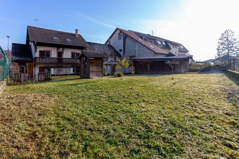 A lot of potential for this vast duplex of 91m2 including a closed kitchen, two bathrooms, two toilets, four bedrooms and a mezzanine, a large sunny balcony. More information: Immobilière Annécienne Frederic Perez (EI) at ... Registered RCS Annecy 81...