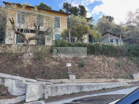 Exclusive REVELLIMMO Francis Revello ... Real opportunity on the market! A totally detached house with two cadastral annexes in the town of Castagniers la grave. It has a plot of 1480m2. Possibility of an extension of about 60 m2 on the ground or 120...