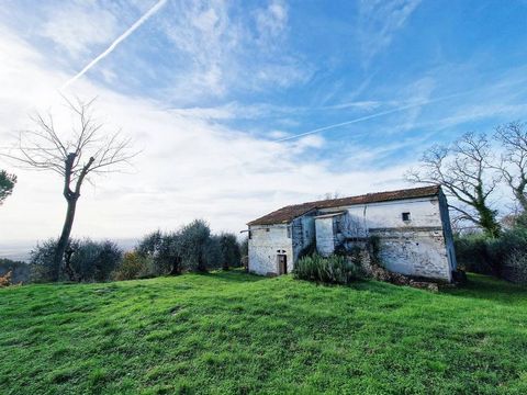 The location of this rustic house is truly unrivaled: situated in a cul-de-sac on a small high plateau, it not only offers endless privacy but also a 180° view of the countryside. It probably goes without saying that you can enjoy the sun here from m...