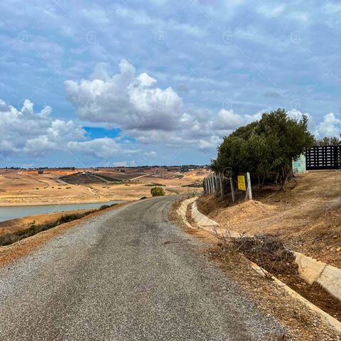 A magnificent plot of land with an area of 15000m2 is offered to you by your agency CENTURY21 Tangier in Rabat. This titled plot contains a villa surrounded by fruit trees as well as wells. Located on the edge of the Mohamed Ben Abdellah dam in Rabat...