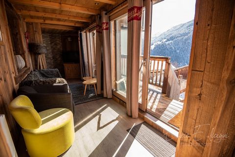 Located in a quiet area 600m from the resort of Vallandry, on the ski area of Paradiski (Peisey, Les Arcs, La Plagne), Nexus Immobilier presents this beautiful apartment of 73m2 Carrez in a small condominium with very low charges. It is composed of a...
