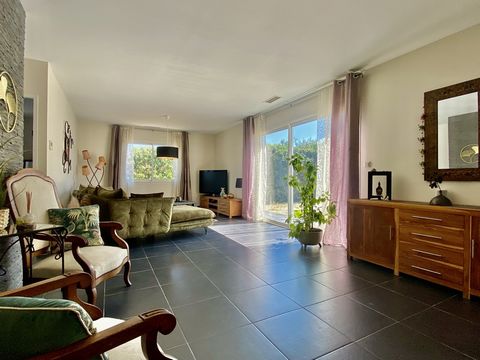 Discover this superb single-storey villa tastefully furnished and comprising 5 rooms / 4 bedrooms built on a 'swimming pool' and enclosed plot. This single-storey villa has a spacious and practical living area opening onto the terrace with fully fitt...
