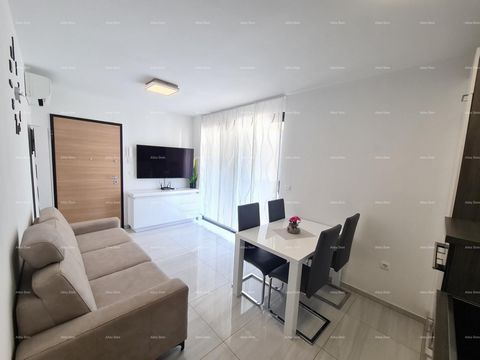 Te Koop: Appartement in Nieuwbouw, Medulin! Het appartement bevindt zich op de 1e verdieping van een nieuw gebouwde residentie. Het bestaat uit een woonkamer met eethoek en keuken, een terras, twee slaapkamers en een badkamer. Het appartement is voll...