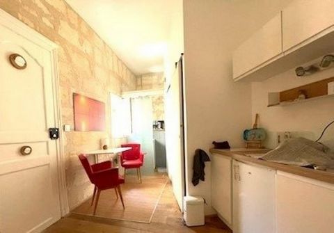 Situé en plein cœur de Bordeaux dans le quartier historique de Saint Pierre, cet appartement T2 de 25 m² offre un emplacement privilégié entre la rue des Argentiers et la place du Palais. Proche de tous les commerces, des transports en commun tels qu...