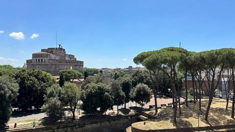 Coldwell Banker a le plaisir de présenter en exclusivité un splendide appartement au quatrième étage d'un bel immeuble avec une vue imprenable sur Castel Sant'Angelo et Lungotevere. Le plan de l'appartement est divisé de manière rationnelle et préser...