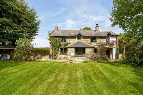 Dieses ausgedehnte historische Ferienhaus befindet sich in einer ländlichen Gasse und verfügt über fantastische Charaktermerkmale und einen weiten Blick auf die Landschaft. Der Zugang zum Anwesen erfolgt über die Küche/das Esszimmer, wo es eine Reihe...