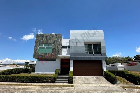 Exclusiviteit en comfort in Alajuela Centro. Dit indrukwekkende huis in een bevoorrecht condominium biedt u een luxe levensstijl met een afwerking van topkwaliteit. Op de eerste verdieping vindt u een gezellige woonkamer, een elegante eetkamer en een...