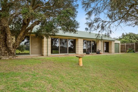 Exclusivement située sur le parcours de golf RACV Cape Schanck en bordure du green, cette unité exceptionnelle de deux chambres offre un havre de paix pour les loisirs et la vie côtière sans effort. À quelques minutes de Red Hill, Flinders et Rosebud...