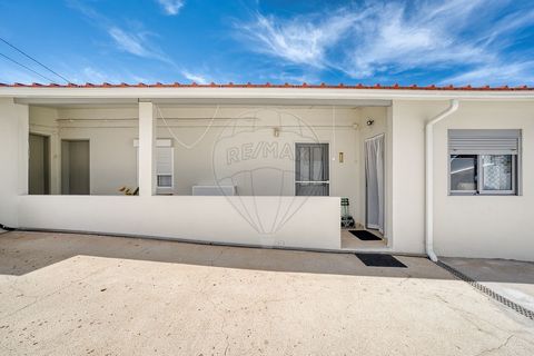 Moradia T3 em Vale de Santarém.   Moradia T3 com quintal, espaço para garagem e terreno com árvores de fruto. Esta moradia está inserida num lote de 328 m 2 e tem uma área de habitação de cerca de 75m 2 . A moradia está a 5 minutos a pé da estação fe...