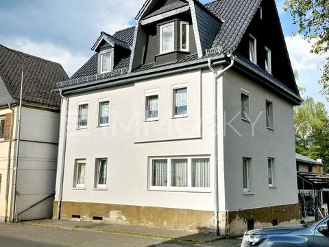 Zum Verkauf steht ein attraktives und vollunterkellertes Mehrfamilienhaus, das im Jahr 1950 in Massivbauweise errichtet wurde. Die Immobilie besteht aus zwei Gebäuden und bietet sowohl eine solide Investitionsmöglichkeit als auch ein erhebliches Miet...