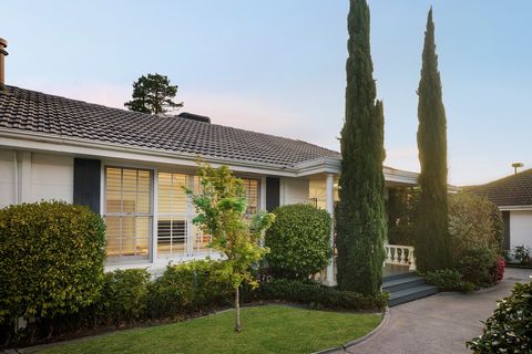 Prestigieus gelegen in een van de mooiste met bomen omzoomde straten van Canterbury in het felbegeerde Golden Mile-district, is dit elegante herenhuis omgeven door mooie en netjes onderhouden tuinen; terwijl het onberispelijk onderhouden interieur en...