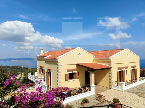 Esta villa à venda em Apokoronas, Chania, está situada na encantadora vila de Kokkino Chorio. A propriedade oferece 153 m2 de área útil em um generoso terreno privado de 2000 m2, todos desenvolvidos em um único nível. A moradia é composta por três qu...