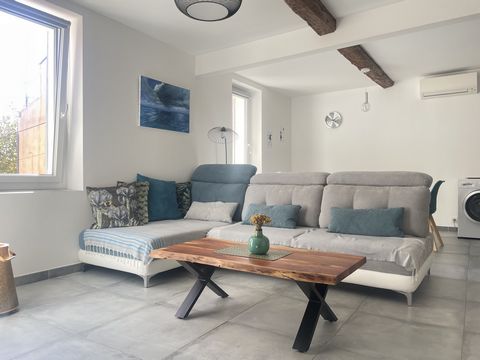 Idéalement situé au coeur du village de Sanary sur mer, en 2ème et dernier étage d'une petite copropriété trés bien entretenue et sans travaux à prévoir, ce superbe appartement de type 3 est vendu entièrement meublé, aménagé et équipé. Parfait pour u...