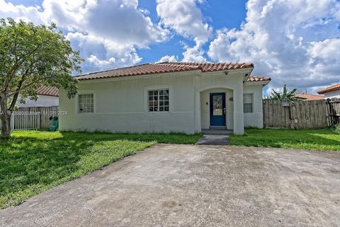 Belle maison de 4 chambres disponible dans un grand quartier ! Cette propriété dispose d’un plan d’étage ouvert, avec de beaux sols stratifiés et beaucoup de lumière naturelle ! Cuisine rénovée avec dosseret en tuiles et comptoirs en quartz. Grande c...