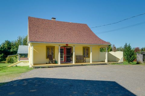 Charmante maison de campagne ayant conservé tout son cachet, avec de nombreuses rénovations effectuées au fil des années. Spacieux rez-de-chaussée à aire ouverte, comprenant 3 chambres à l'étage et une salle d'eau offrant le potentiel d'une deuxième ...