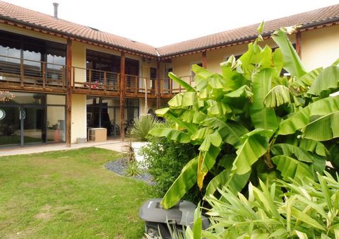 In a quiet location on the edge of a village 10 minutes from Meximieux, this old farmhouse has been fully restored in a contemporary style. Set in around 1000m2 of land, the house offers over 500m2 of living space and spacious accommodation over 3 le...