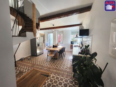 CASA A SCHIERA CON PATIO E DEPENDANCE Nel centro di Mazeres, vieni a scoprire il fascino di questa casa a schiera T5 di circa 150 m² di superficie abitabile, è composta da una magnifica cucina di oltre 24 m² aperta sul soggiorno, 3 camere da letto di...