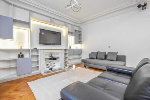 This cosy, luxurious 90m2 flat sleeps up to 6 people. It's just a four-minute walk from the Trocadero, making it an exceptional location for discovering Paris with family or friends ! The geographical location of the apartment will allow you to move ...