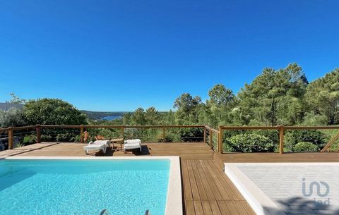 Excelente propriedade de 2040 m² com vistas deslumbrante sobre o Lago da Albufeira de Castelo de Bode com Villa T4 de pedra natural com 278 m2, piscina e jardins. A Villa foi reconstruída com materiais de excelente qualidade e com acabamentos magnífi...