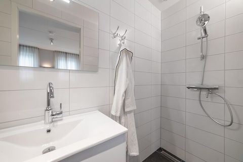 Diese freistehende Villa für 8 Personen ist komplett ausgestattet! 4 Schlafzimmer, 2 Badezimmer und eine geräumige finnische Sauna. Ihr eigener Wellnessbereich umfasst eine Sauna, einen Whirlpool und eine großzügige ebenerdige Dusche. Und weil Ihr Ur...