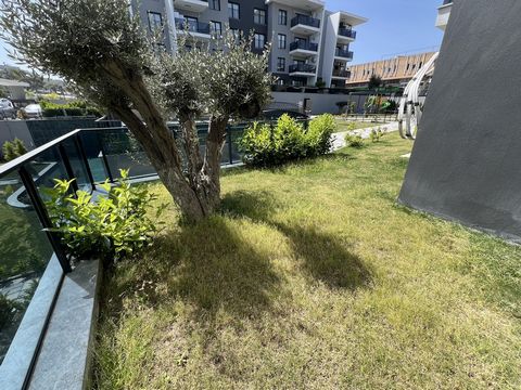 Onze flat ligt op 5 minuten afstand van het centrum van Kuşadası. In een complex met een zwembad Gebruik van eigen tuin beschikbaar Er zijn 2 slaapkamers, 1 woonkamer, 2 badkamers en toiletten. Neem contact op voor meer informatie. Features: - Air Co...