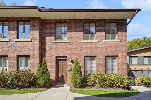 Nichée dans le prestigieux et serein quartier d'Upper Outremont, cette exquise maison de 4 chambres à coucher offre un mélange inégalé de confort, de commodité et de beauté naturelle. En tant que première maison du complexe, elle bénéficie d'un accès...