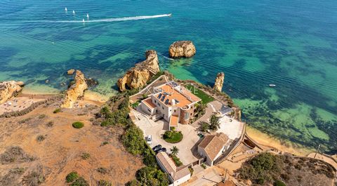 Het mooiste huis aan zee in Portugal is nu te koop! De villa met 6+2 slaapkamers heeft de meest unieke eigenschap van alle huizen te koop aan de oceaan en dat is een brug die het hoofdgebouw verbindt met het eiland voor de villa. Hier heb je een zitg...