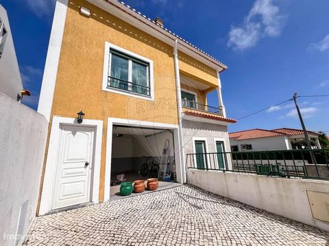 Villa met 3 slaapkamers, garage, terras en patio, in Santa Bárbara, Lourinhã. Bestaande uit begane grond met garage voor één auto en berging, eerste verdieping met ingerichte keuken en toegang tot het terras van 50 m2 met barbecue en vrij uitzicht op...