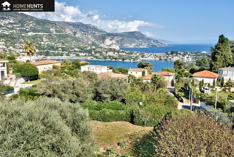 Nice Mont Boron - Superb, tastefully renovated villa of 206 m2 set on a land of 786 m2, ideally located in the highly sought-after Mont Boron area, in absolute calm. The house benefits from a south-east exposure with a lovely sea view and 65 m2 of co...