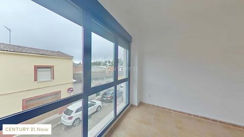 Ausgezeichnetes Anwesen mit 2 Schlafzimmern und zwei Bädern in Talavera de la Reina. Es verfügt über eine separate Küche, zwei Badezimmer, eines mit Badewanne und das andere mit Dusche. Garagenplatz im Preis inbegriffen. Das Haus hat eine gepanzerte ...