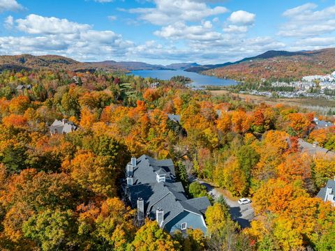 Bienvenue dans l'expérience ultime de ski-out au prestigieux condo Le Manoir! Niché directement sur la Station Tremblant au Domaine du Golf Le Géant de Mont-Tremblant, le Domaine comprend 2 piscines creusées chauffées l'été et un beau parc privé pour...