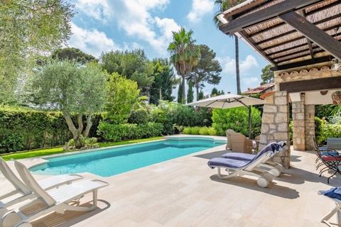 Sumptuouse villa på 164 m² på en tomt på 1 039 m² på västra sidan av Cap d'Antibes, 30 meter från stranden. Fyra sovrum, fyra badrum. Parkeringsplatser.