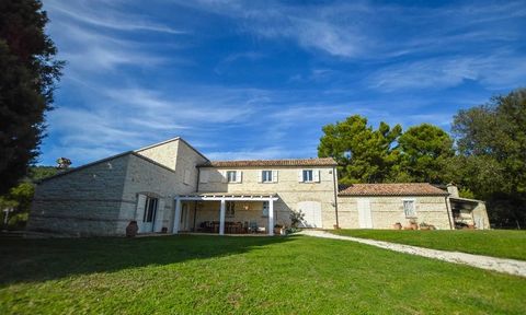 Nicht weit vom Strand entfernt bietet diese Villa eine erstklassige Lage und einen atemberaubenden Blick über die Küste der Riviera del Conero. Das Haus wurde wunderschön und mit großer Eleganz restauriert, wobei die einzigartigen Materialien des Con...