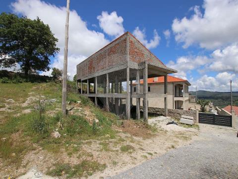 Moradia T2+1 em fase inicial de construção; Habitação situa-se no primeiro piso; Cave para arrumos e garagem; Inserida num lote de 300 m2; Com uma área de implantação 100 m2; Espaço para jardim e logradouro; Excelente exposição solar. NOTA: 