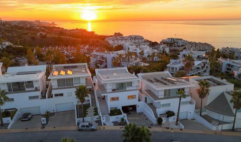 Ubicada en la prestigiosa zona de El Higuerón, Benalmádena, esta espectacular villa moderna, construida en 2022, ofrece un estilo de vida exclusivo con impresionantes vistas panorámicas al mar Mediterráneo y al campo de golf. Con una superficie const...