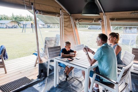 Deze leuke, vrijstaande tentlodge staat op de natuurrijke Camping Auf Kengert, te midden van bossen, velden en middeleeuwse kastelen. Het vakantiepark ligt op 3 km. van het historische stadje Larochette, 27 km. ten noorden van de hoofdstad Luxemburg....