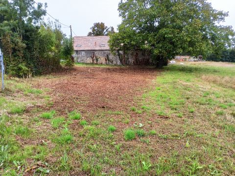 Située dans un bourg calme proche de St Jean d'Angely, cette parcelle constructible de 390 m2 longe une rue tranquille avec vue sur la campagne, proche de commerces et écoles et de l'accès autoroute A10. Prix 16 000 euros : Honoraires inclus charge a...