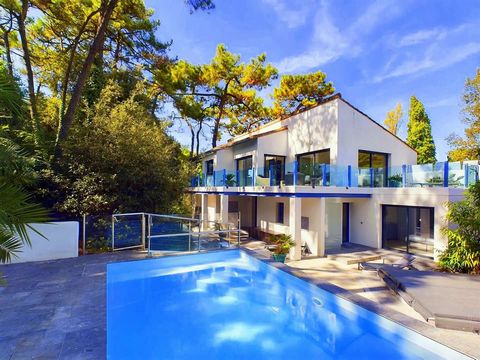 At the entrance to the sumptuous Vendée coastline, just across from the Ile de Ré, Longeville-sur-Mer is a magical seaside resort and this stunning modern villa built some 10 years ago is just a minute's walk from one of the most beautiful beaches in...