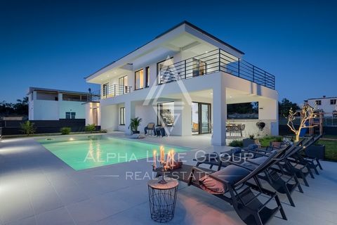 Istria, Vodnjan, Moderna villa di lusso con piscina e vista panoramica In vendita una splendida villa di lusso situata in una tranquilla zona di Galižana, Vodnjan. Questa moderna proprietà offre 136 m² di spazio abitativo, progettata con grande atten...